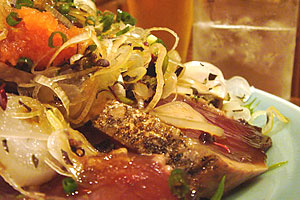 将鲜活的鲣鱼稍稍烤一下，配上多多的葱花等佐料，沾上果醋食用。这就是高知的名吃――“拍松鲣鱼”。 