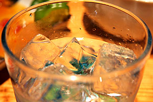 沖縄特産の琉球ガラスのグラスに入っているのは、これも沖縄特産の酒｢泡盛｣。 